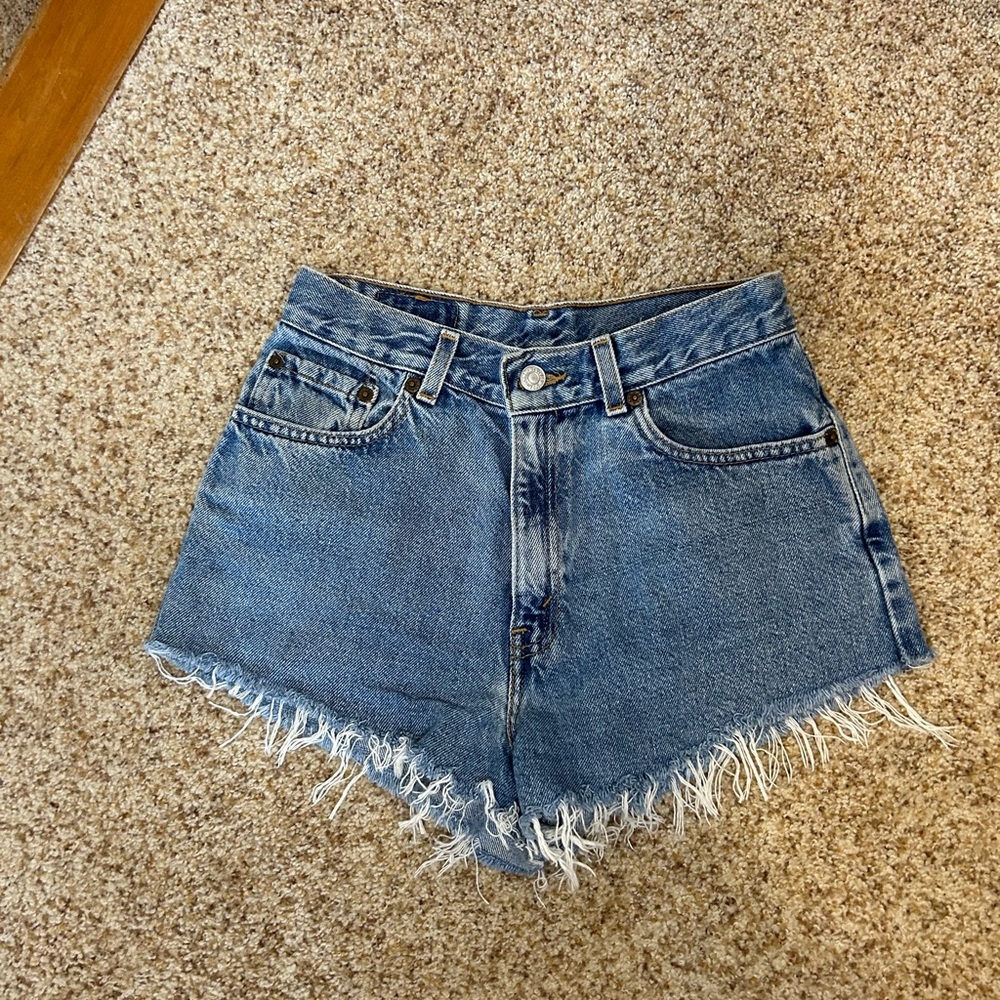 550 Levi’s cutoff shorts size M